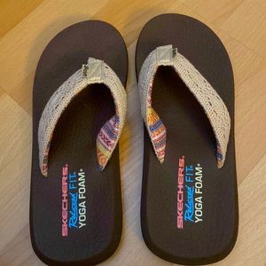 Skechers Yoga Foam flip flops